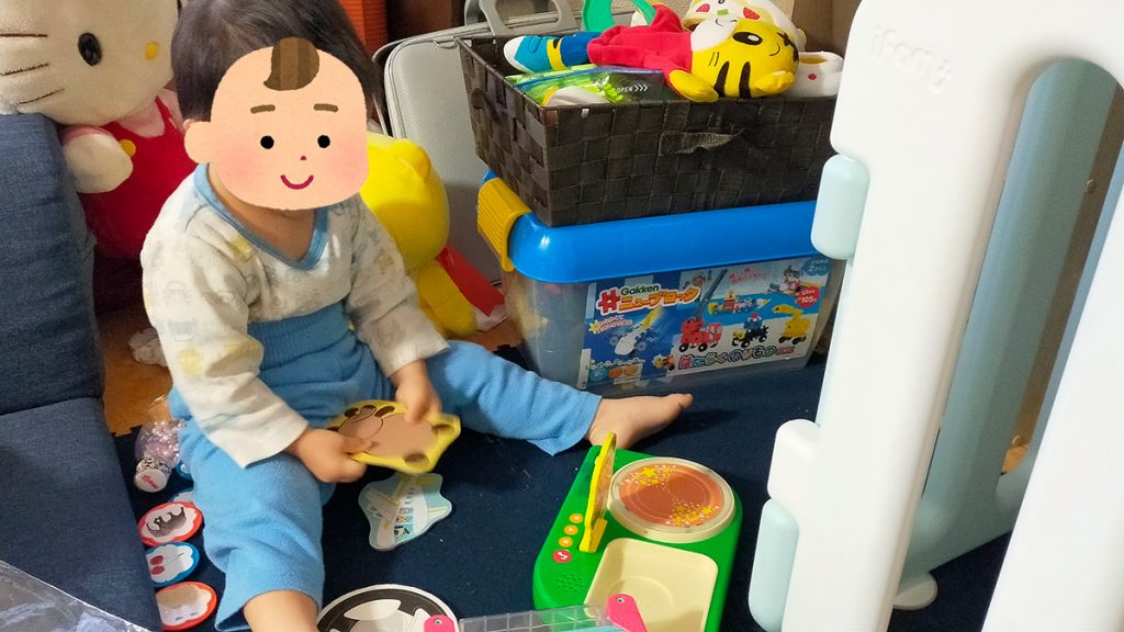 こどもちゃれんじぷちの教材で遊ぶ子供