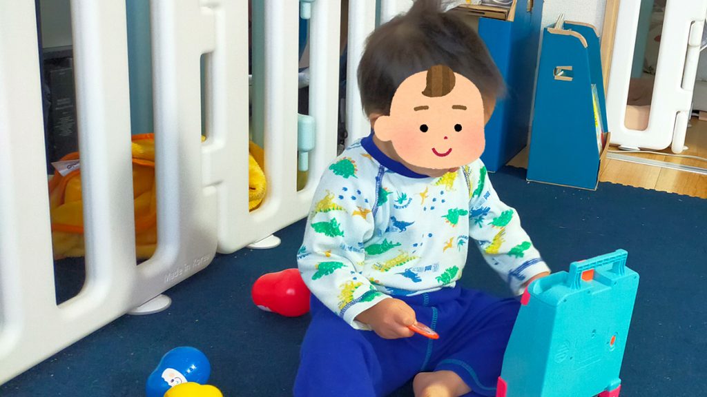 こどもちゃれんじぷちのおしゃべりことばトランクで遊ぶ子供