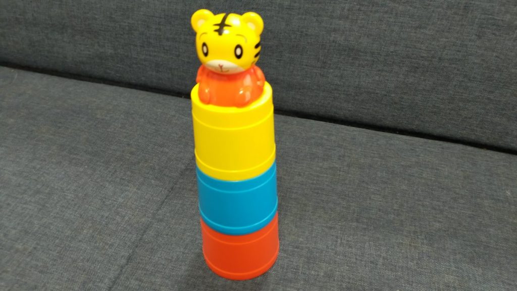 こどもちゃれんじベビーのお気に入りおもちゃ「しまじろうのころころカップ」