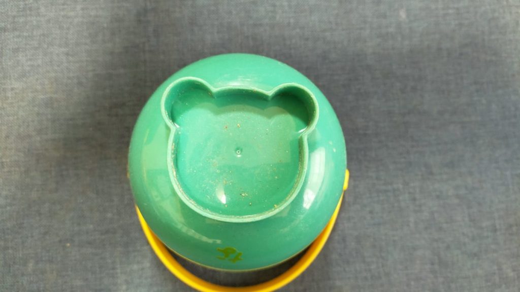 しまじろうの形をしたバケツの底面