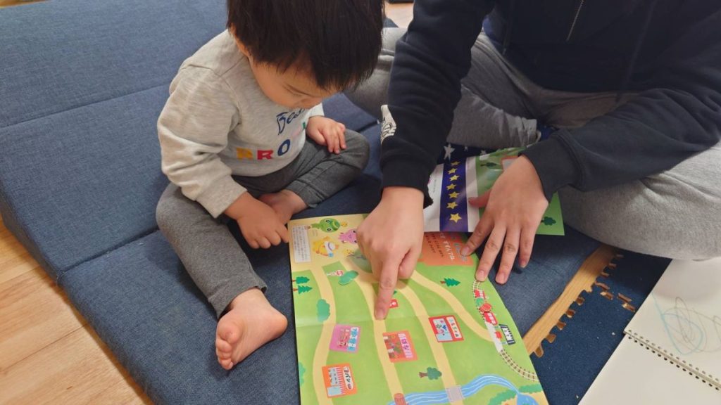 幼児ポピーのお試し教材 指遊びをする子供